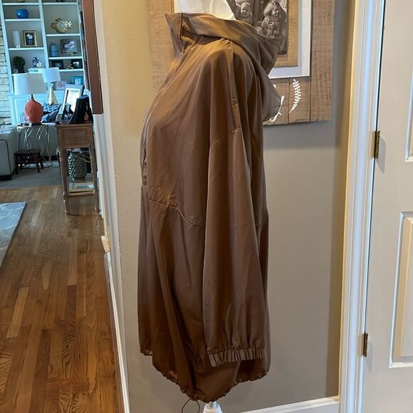Lightweight Brown Raincoat size large - Picture 5 of 9